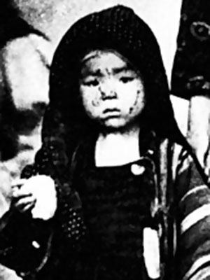 Hiroshima survivor with rice ball. Photo: Yosuki Yamahata